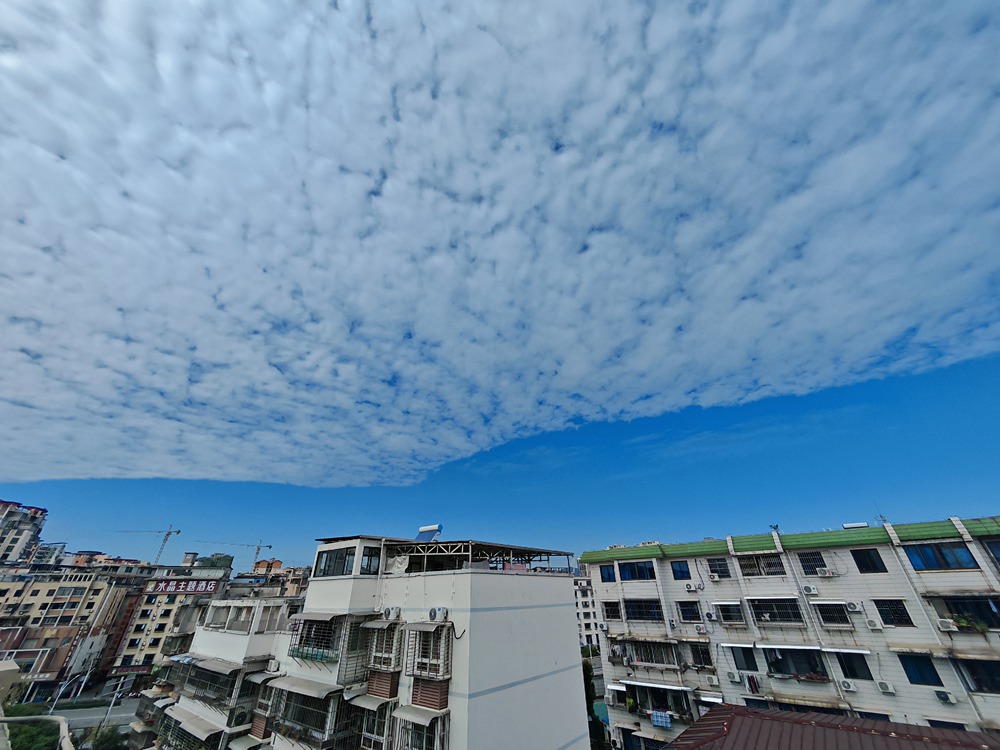 桂林上空惊现云墙 半云半空超壮观