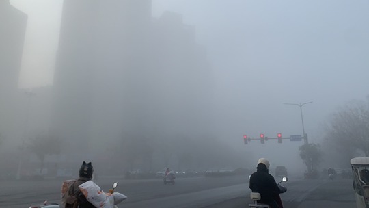 雾锁桂林城区 局地能见度不足50米