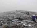 中国天气网广西站讯 在寒潮的持续影响下，1月21日至22日，桂北部分地区和高寒山区多地出现雾凇、雨凇奇观。图为：1月22日，南宁大明山风景区的观雪亭、龙亭、云龙佛光等景点出现了冰凌雾凇景观。（图/张敏）
