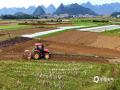 中国天气网广西站讯 惊蛰时节，万物复苏。这两天广西来宾市忻城县农民抢抓农时，积极开展春耕春管等农事活动，田间地头一派繁忙景象。​​（图文/樊绍光 ） ​​​