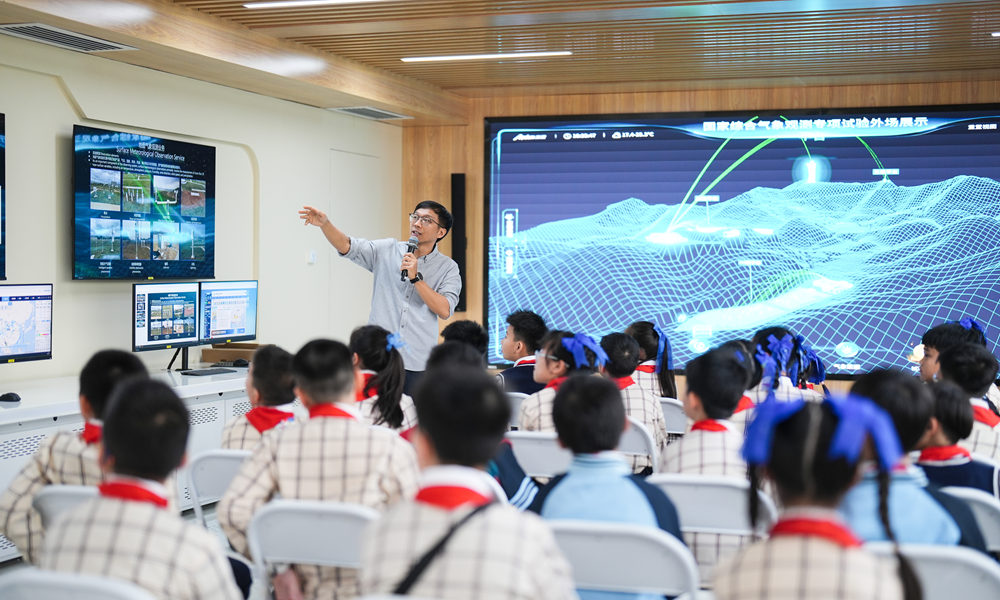 南宁市滨湖路小学师生走进南宁试验外场探秘风云