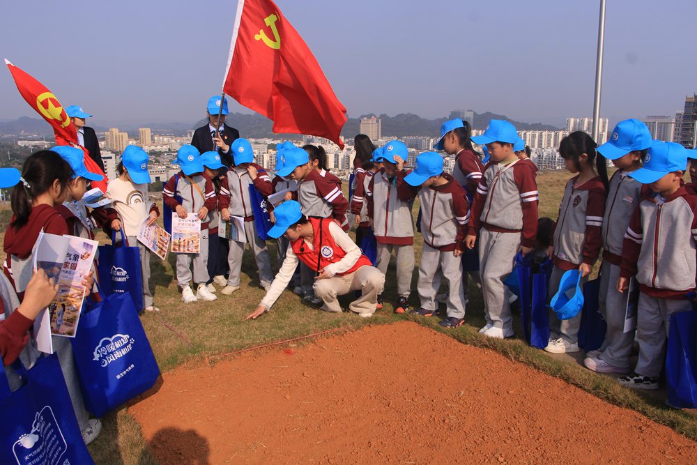 崇左：“探风云、护家园”百名师生走进市气象局