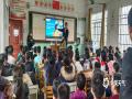 中国天气网广西站讯 3月23日，河池市宜州区气象局组织科普志愿者走进同德乡北刁瑶族小学，开展“测今日气象，护明日家园”主题科普活动。活动现场，科普志愿者结合瑶族村小地域特点，定制专属科普课程，从瑶乡常见的暴雨、雷电等灾害性天气入手，通过图文并茂的PPT，用通俗易懂的语言讲解风、雨、雷、电的形成原理，重点解读气象灾害预警信号等级及室内外避险技巧，结合瑶乡山地农耕场景，讲解天气变化对农事的影响，让知识更贴近孩子生活。通过展示气象观测仪器、发放科普资料、互动问答等形式，让孩子们近距离感受气象科技魅力，激发探索气象奥秘的兴趣。（图文/罗三姨）