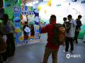 中国天气网广西站讯 围绕“测今日气象，护明日家园”主题，贺州市气象部门于3月18日至21日集中开展世界气象日科普宣传活动，将气象知识与防灾技能送到青少年身边，厚植科学探索理念，培育科学精神。图为3月21日，贺州市气象局联合贺州市科学技术协会、贺州市科技馆共同开展的气象科普活动。（图/唐冬晓 文/唐冬晓 苏汝琦 李昕 杨恩丽）