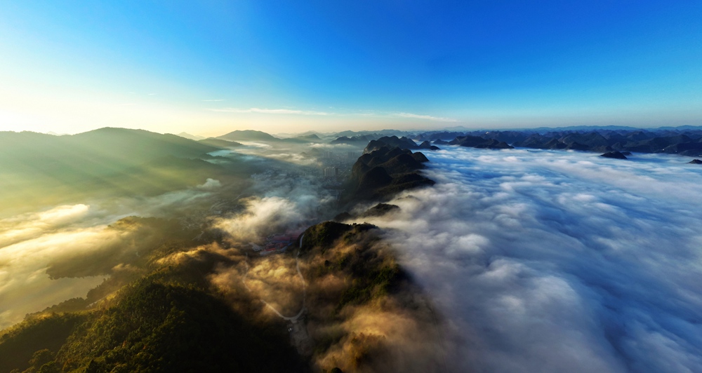 百色：晨雾绕城如诗画 云海奇观醉游人