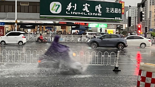 晨起如夜！广西南宁突遭强降雨 给市民出行带来不便