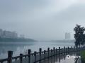 中国天气网广西站讯 5月13日清晨，一场轻雨洒落百色，雾气随之升腾弥漫。东合大桥下的江面之上，水雾如纱似梦、缭绕蔓延，平静的江面倒映着朦胧光影，岸边建筑与大桥轮廓在雨雾中若隐若现，褪去喧嚣，只剩一份静谧悠然的氛围感，随手一拍皆是诗意。（文图/王琛）