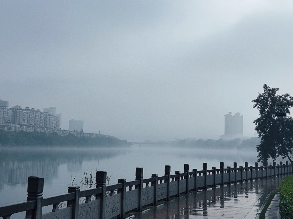 5月13日早晨百色市东合大桥江面雾气弥漫