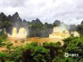 中国天气网广西站讯 受近期持续强降雨影响，崇左市大新县硕龙镇雨量明显偏多，归春河上游来水激增，水位上涨，德天跨国瀑布迎来丰水期。裹挟泥沙的水流奔腾而下，形成了难得一见的“黄金瀑布”壮观景象，层层飞瀑如鎏金倾泻，气势磅礴。（图文/黄厦厦）