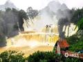 中国天气网广西站讯 受近期持续强降雨影响，崇左市大新县硕龙镇雨量明显偏多，归春河上游来水激增，水位上涨，德天跨国瀑布迎来丰水期。裹挟泥沙的水流奔腾而下，形成了难得一见的“黄金瀑布”壮观景象，层层飞瀑如鎏金倾泻，气势磅礴。（图文/黄厦厦）