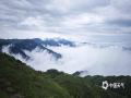 中国天气网广西站讯 6月4日，广西桂林青山连绵铺翠，云海漫涌山谷，碧湖静藏群山之间，构成一幅绝美的风景画。（图/张柳根 文/张馨月）