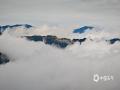 中国天气网广西站讯 6月4日，广西桂林青山连绵铺翠，云海漫涌山谷，碧湖静藏群山之间，构成一幅绝美的风景画。（图/张柳根 文/张馨月）
