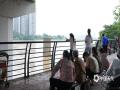 中国天气网广西站讯 6月22日，今年柳江1号洪水洪峰过境柳州市区，16时15分柳江柳州水文站出现85.64米的洪峰水位，超过82.5米的警戒水位3.14米，相应流量19600立方米每秒，目前水位缓慢下降。洪峰过境期间，不少市民前往柳江堤岸高处观洪，用手机、相机记录汛情。在此提醒市民：观洪务必注意安全，切勿靠近临水陡坡、涉足被淹河滩，看护好老人小孩，安全避险。（图文/梁雁玲）
