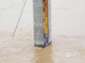 中国天气网广西站讯 6月22日，今年柳江1号洪水洪峰过境柳州市区，16时15分柳江柳州水文站出现85.64米的洪峰水位，超过82.5米的警戒水位3.14米，相应流量19600立方米每秒，目前水位缓慢下降。洪峰过境期间，不少市民前往柳江堤岸高处观洪，用手机、相机记录汛情。在此提醒市民：观洪务必注意安全，切勿靠近临水陡坡、涉足被淹河滩，看护好老人小孩，安全避险。（图文/梁雁玲）