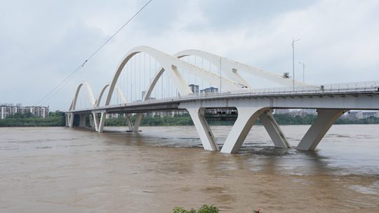 超警3.14米！柳江2026年第1号洪水过境  市民在堤岸见证汛况
