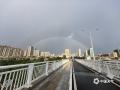 中国天气网广西站讯 7月24日清晨，钦州局地阵雨停歇、雨过天晴，空中浮现绚丽彩虹。（文 / 隆宇 图 / 李灿、施佩宏、劳世毓、包文雯） ​​​