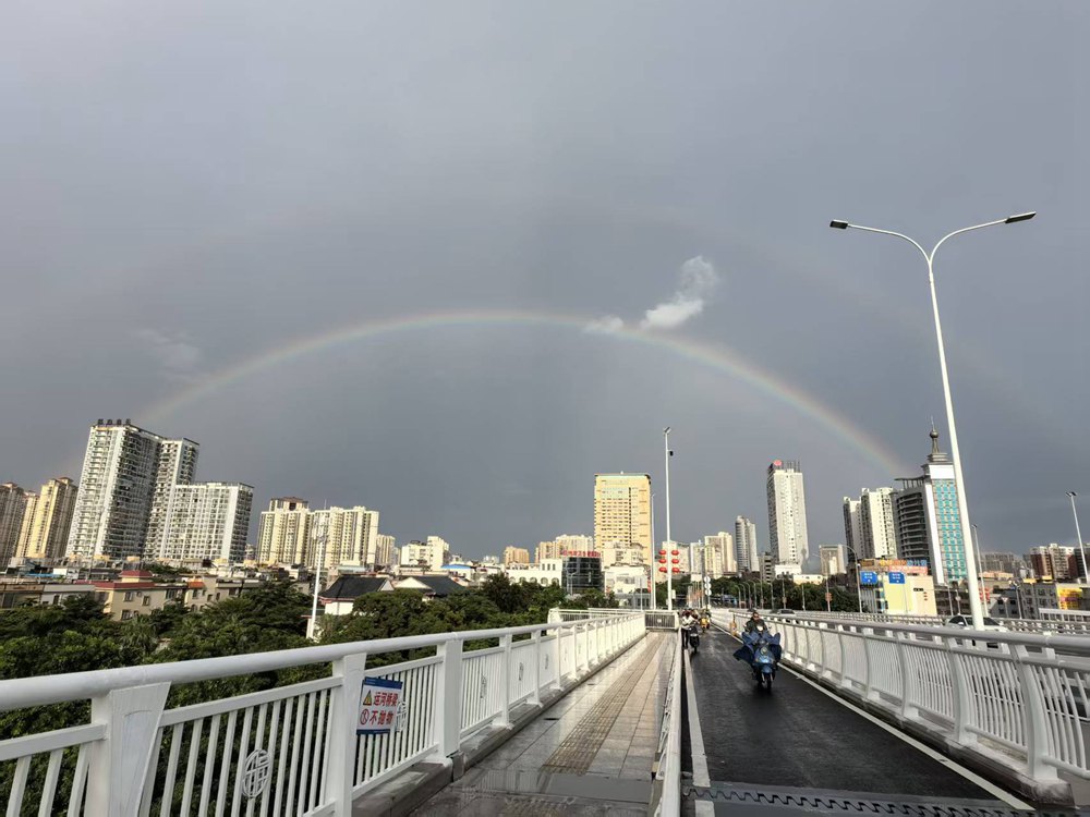 阵雨初歇 钦州上空邂逅绝美雨后彩虹