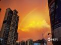 中国天气网广西站讯 8月27日傍晚，桂林市平乐县城骤雨初歇，暮色浸染天际。天边火红的晚霞铺满天空，凌空横跨，绚烂夺目。城市、江边和远处的山，都衬着不停变换的彩云，风雨过后邂逅浪漫天象，这是平乐独一份的惊艳黄昏。（图/刘秋宏）