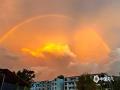 中国天气网广西站讯 8月27日傍晚，桂林市平乐县城骤雨初歇，暮色浸染天际。天边火红的晚霞铺满天空，凌空横跨，绚烂夺目。城市、江边和远处的山，都衬着不停变换的彩云，风雨过后邂逅浪漫天象，这是平乐独一份的惊艳黄昏。（图/陶水平）