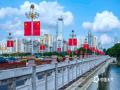 中国天气网广西站讯  国庆佳节将至，9月27日，南宁街头悬挂五星红旗，一抹抹鲜艳的 “中国红” 装点城市主干道。道路两旁，国旗整齐排列，与蓝天、高楼相映成景。车流、行人穿梭其间，城市洋溢着浓厚喜庆的节日氛围。（图/曾海科  文/郁海蓉） ​​​​