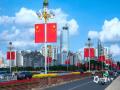 中国天气网广西站讯  国庆佳节将至，9月27日，南宁街头悬挂五星红旗，一抹抹鲜艳的 “中国红” 装点城市主干道。道路两旁，国旗整齐排列，与蓝天、高楼相映成景。车流、行人穿梭其间，城市洋溢着浓厚喜庆的节日氛围。（图/曾海科  文/郁海蓉） ​​​​