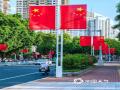 中国天气网广西站讯  国庆佳节将至，9月27日，南宁街头悬挂五星红旗，一抹抹鲜艳的 “中国红” 装点城市主干道。道路两旁，国旗整齐排列，与蓝天、高楼相映成景。车流、行人穿梭其间，城市洋溢着浓厚喜庆的节日氛围。（图/曾海科  文/郁海蓉） ​​​​