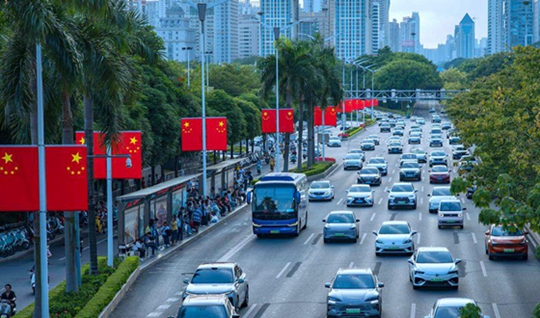 南宁街道闪耀“中国红”  喜迎国庆节