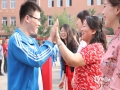 中国天气网讯 每年高考时，都有无数家长等候在考场外。从等待的焦虑，到见到孩子的喜悦，每一种表情都为高考留下了深刻的印记。图为河北邯郸三中考点。（图/杨扬）
