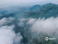 中国天气网讯 随着近几日降雨频繁，湿度增大，河北唐山遵化山区的清晨出现了罕见的云雾景观。通过无人机的高空拍摄可以看到，云雾飘荡在天空犹如大海一般，山村、山峰和庙宇在其中若隐若现，美如仙境。无人机拍摄（图/刘满仓）