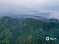 中国天气网讯 随着近几日降雨频繁，湿度增大，河北唐山遵化山区的清晨出现了罕见的云雾景观。通过无人机的高空拍摄可以看到，云雾飘荡在天空犹如大海一般，山村、山峰和庙宇在其中若隐若现，美如仙境。无人机拍摄（图/刘满仓）