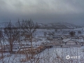 中国天气网讯 10日白天，河北承德围场坝上地区迎来了入冬后的又一场降雪。虽然此次降雪量不大，不过在皑皑白雪下，当地村庄的景色犹如一幅幅水墨画一般，突显出围场此时浓浓的冬意。（图/张育志）