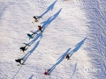 随着冬季气温降低以及降雪的逐渐增多，近日河北唐山遵化市的各大滑雪场陆续开门迎客。正值周末，不少当地市民也是走进雪场，用滑雪的方式体验冬季冰雪运动的激情。（部分图片为无人机拍摄）（图/刘满仓）