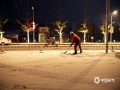 承德市区环卫工人连夜清雪。（图/穆瑞刚）