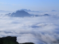 8月28日早晨，承德市承德县西山村出现了云雾和朝霞。从高空看，云雾笼罩群山，再搭配绚丽的朝霞，美景犹如画境一般。（图\朱环娟）