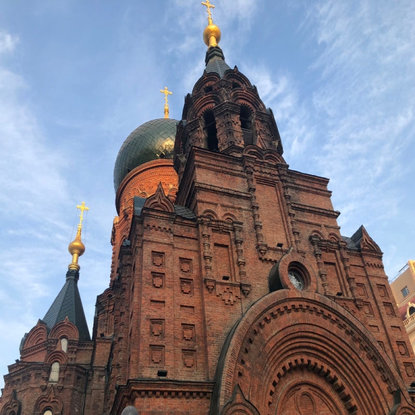 哈尔滨地标性建筑物—圣索菲亚教堂,在暖阳蓝天的映衬
