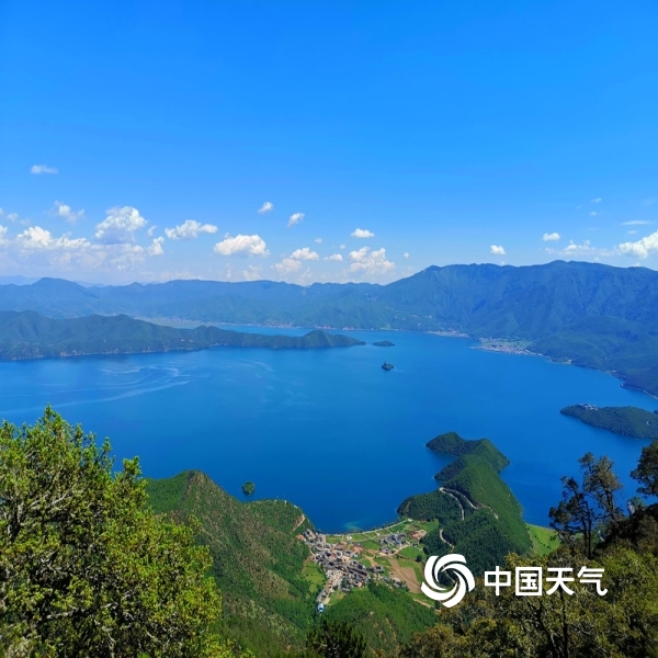 图为俯瞰泸沽湖女神湾全景.