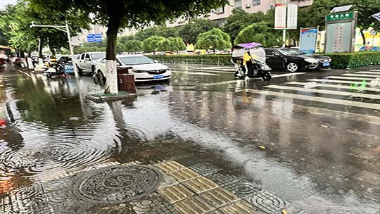 宜賓江安：豪雨による都市内冠水山体の地滑り