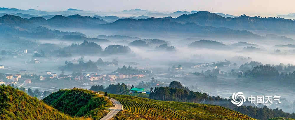 重庆南川:雾漫山村山居图(1/16)