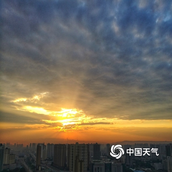 中国天气网讯 今晨(9月2日)古城西安,太阳冲破了云层照耀大地,城市