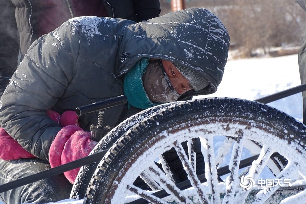 敬业!采冰工人松花江畔冒-23℃严寒作业