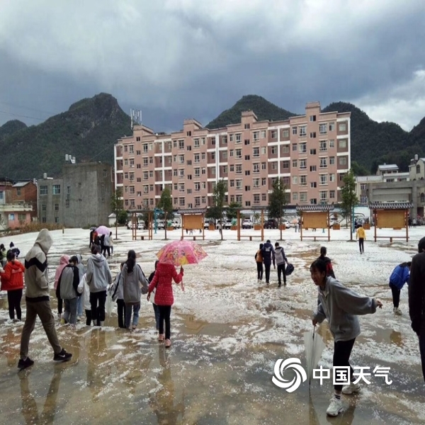 雲南文山壯族苗族自治州丘北縣溫瀏鄉出現冰雹.(圖/丘北氣象臺張鋒)