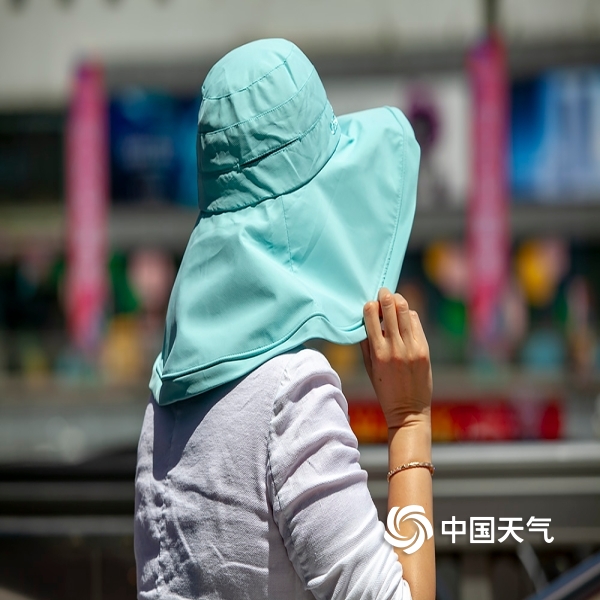 暴晒!北京迎来今年来首个高温天 街头行人清凉出行