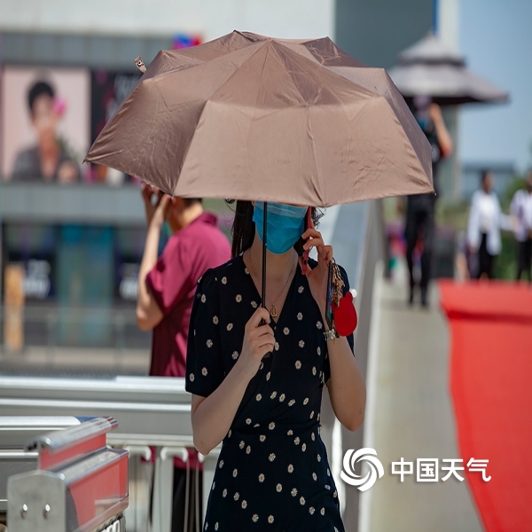 暴晒!北京迎来今年来首个高温天 街头行人清凉出行-图片-中国天气网