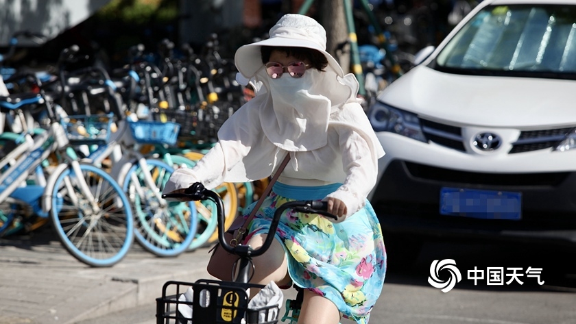 37北京暴晒模式开启街头行人全副武装