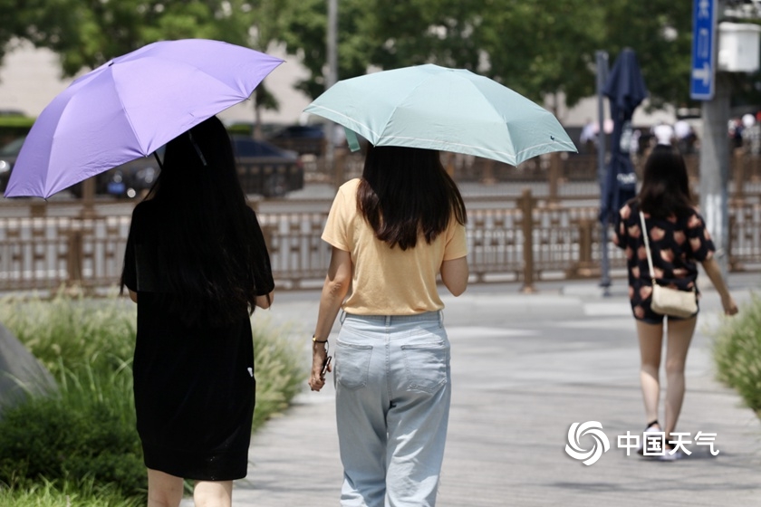 北京闷热西单开启喷雾降温 行人"短裤 遮阳伞"成标配