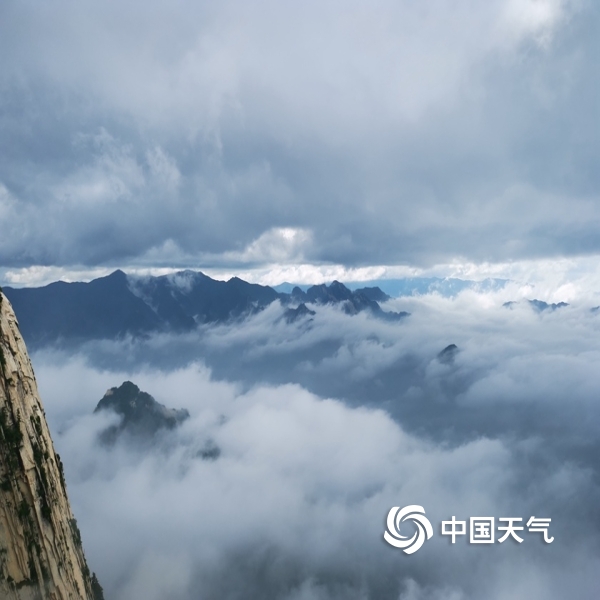 中国天气网讯 7月15日,陕西省华山景区雨后初歇,出现云海景观.