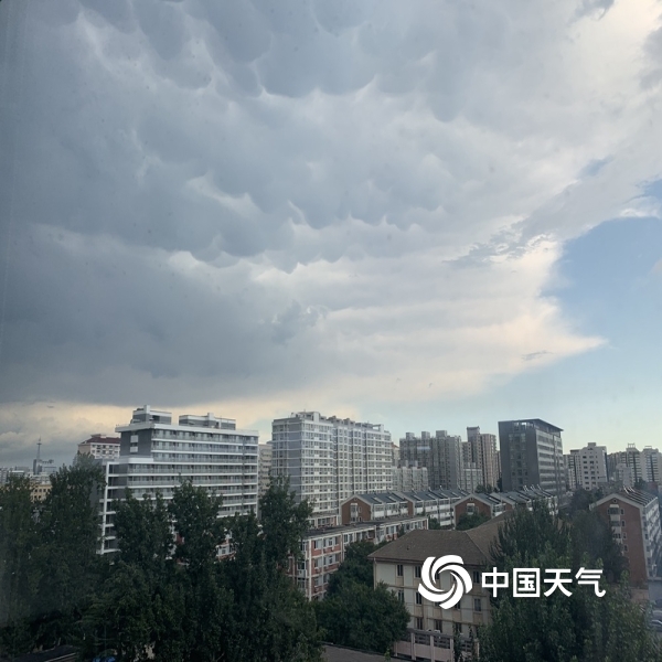 魔幻天空!北京雷雨来袭天空波云诡谲如电影大片
