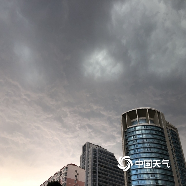 魔幻天空!北京雷雨来袭天空波云诡谲如电影大片