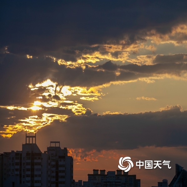 美!今晨北京云层造型各异 太阳光为云朵"镶金边"