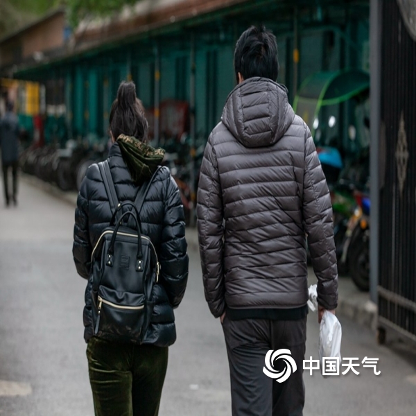 北京冷风呼呼吹 街头行人厚装出行泥点车排长队